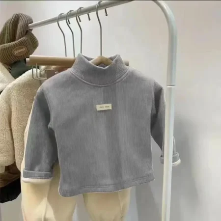 ⁦Kids Velvet Turtleneck T-Shirt – Warm Long Sleeve Base Layer for Autumn/Winter⁩ - الصورة ⁦4⁩