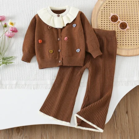 ⁦2025 Girls Knitted Cardigan Set – Ruffled Collar & Heart Patch Outfit for Spring/Autumn⁩ - الصورة ⁦3⁩