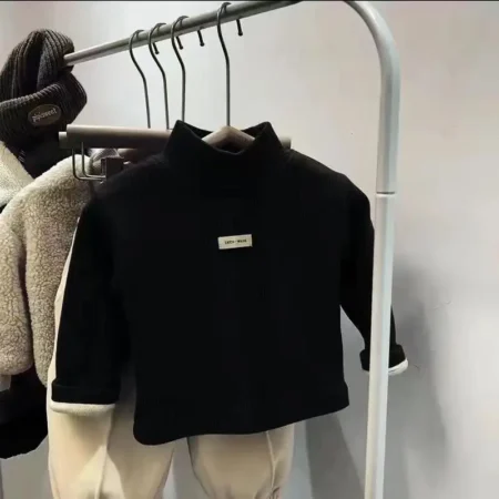 ⁦Kids Velvet Turtleneck T-Shirt – Warm Long Sleeve Base Layer for Autumn/Winter⁩ - الصورة ⁦3⁩