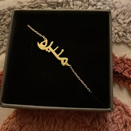 ⁦Custom Arabic Name Necklace – Personalized Gold Stainless Steel Choker for Women⁩ - الصورة ⁦3⁩