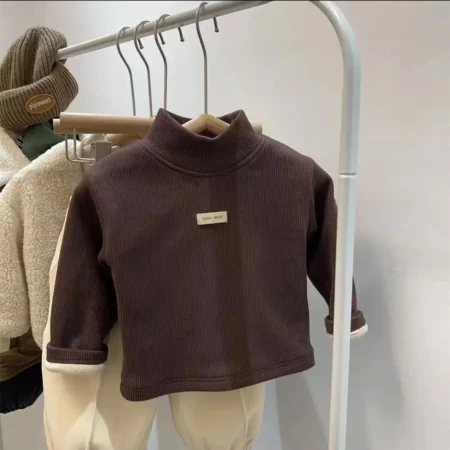⁦Kids Velvet Turtleneck T-Shirt – Warm Long Sleeve Base Layer for Autumn/Winter⁩ - الصورة ⁦2⁩