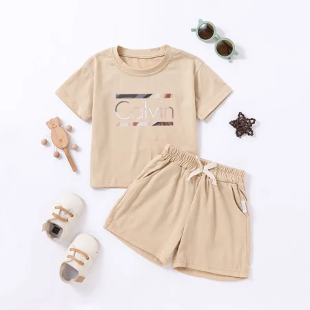 ⁦2Pcs Kids Summer Outfit – Letter Print T-Shirt & Shorts Set for Boys & Girls⁩ - الصورة ⁦3⁩