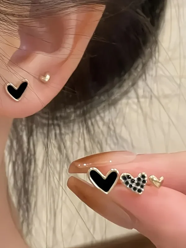 أقراط مرصعة بأحجار الراين على شكل قلب - تصميم أنيق من زيت التنقيط الأسود للنساء، مجوهرات أنيقة وصغيرة الحجم للاستخدام اليومي أو الحفلات