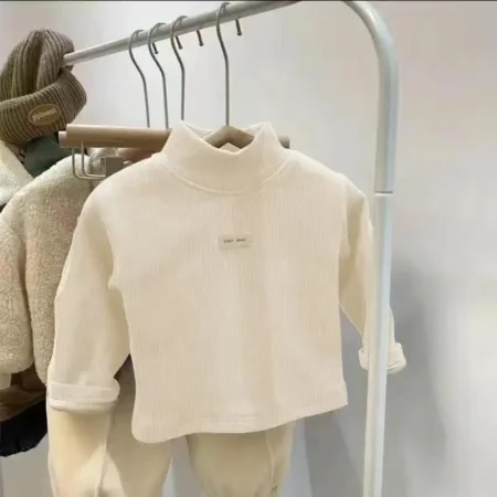 ⁦Kids Velvet Turtleneck T-Shirt – Warm Long Sleeve Base Layer for Autumn/Winter⁩ - الصورة ⁦5⁩