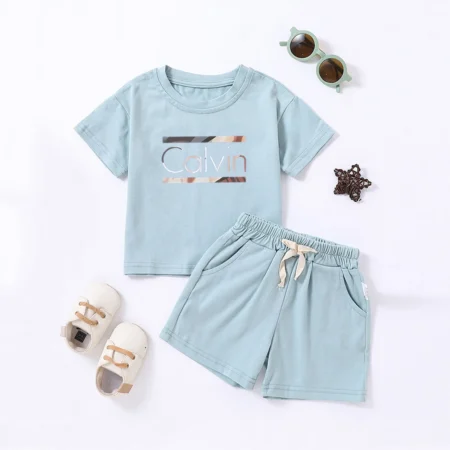 ⁦2Pcs Kids Summer Outfit – Letter Print T-Shirt & Shorts Set for Boys & Girls⁩ - الصورة ⁦2⁩