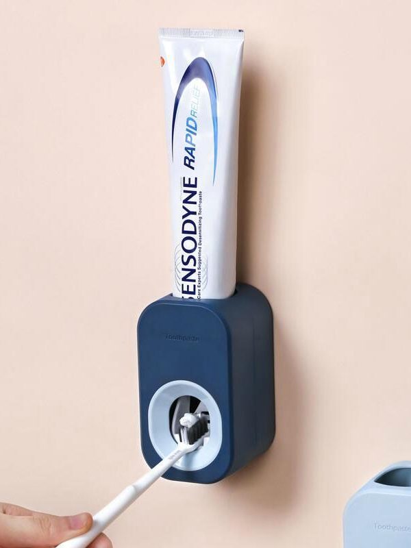 Toothpaste squeezing tool