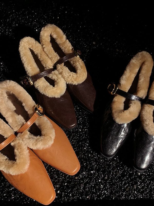 حذاء نسائي برباط عند الكاحل من جلد الغنم