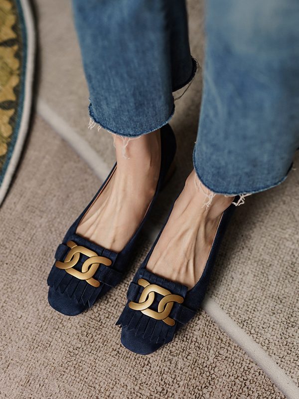 حذاء نسائي بمشبك معدني وشرابة