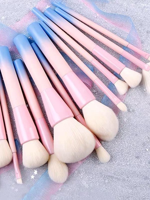 Gradient color makeup brush