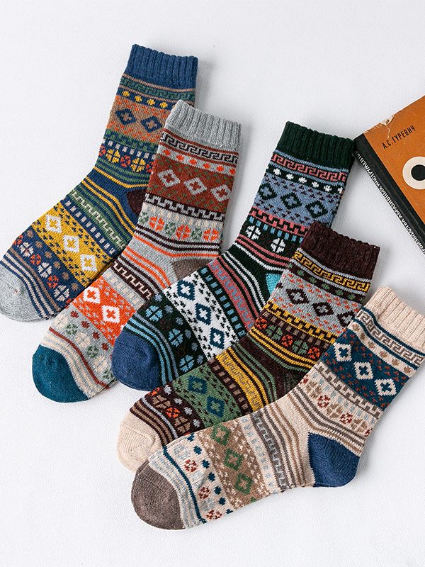 جوارب أنبوبية بخيوط سميكة على الطراز العرقي