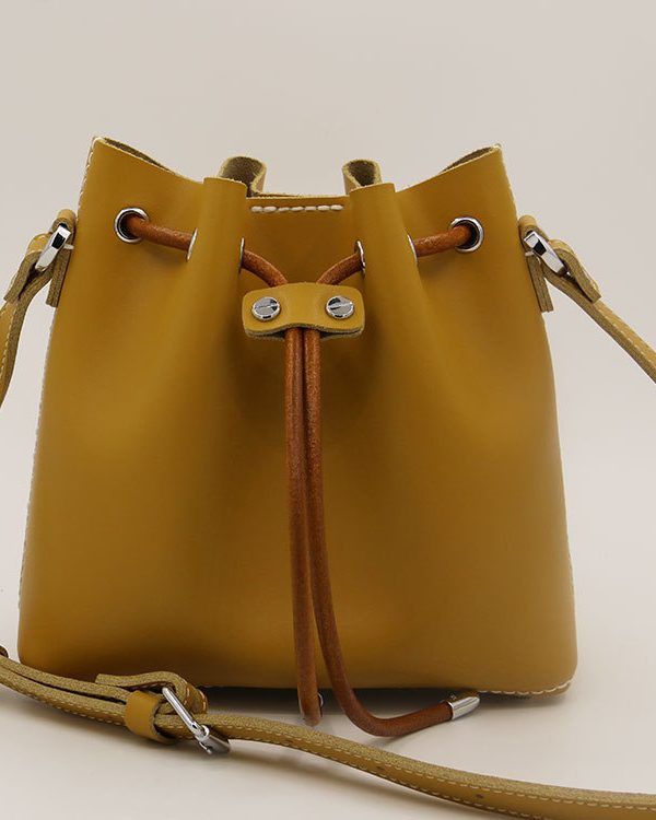 حقيبة دلو جلدية مخيطة يدويًا