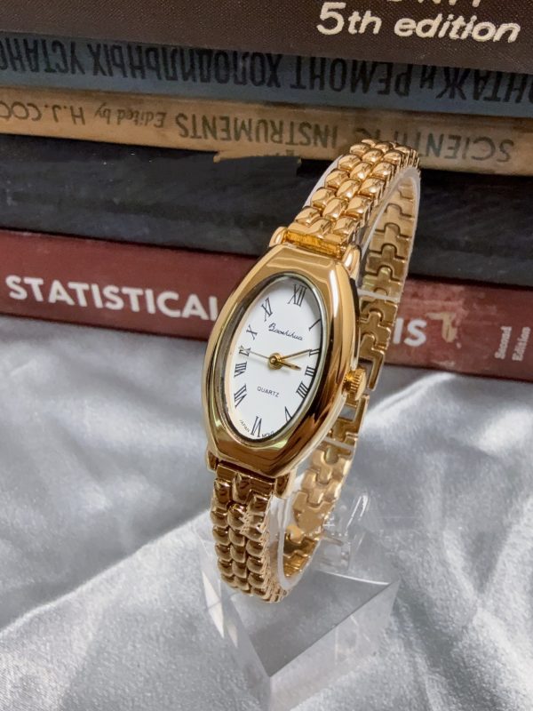 ساعة كوارتز مطلية بالذهب بتصميم كلاسيكي ذهبي بسيط وأنيق بحزام شبكي بيضاوي