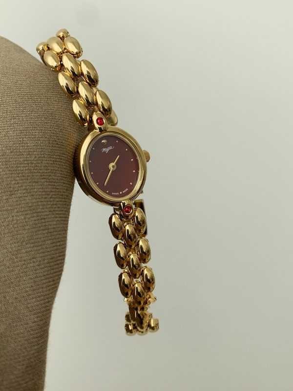 ساعة ريترو فاخرة رائعة ذات قرص بيضاوي صغير بتصميم عصري