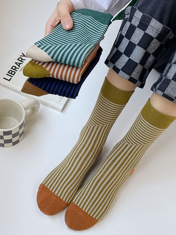 جوارب أنبوبية متوسطة الألوان بتصميم مخطط عصري