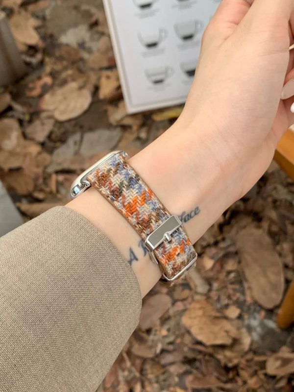 حزام مشبك معدني منقوش بألف طائر