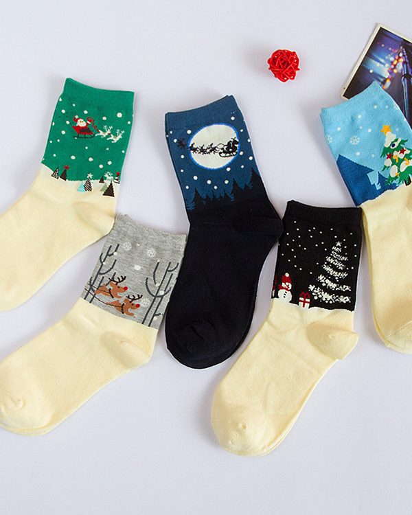 جوارب نسائية متوسطة الطول بخلفية بيضاء لعيد الميلاد، مزينة برسومات رجل الثلج والأيل