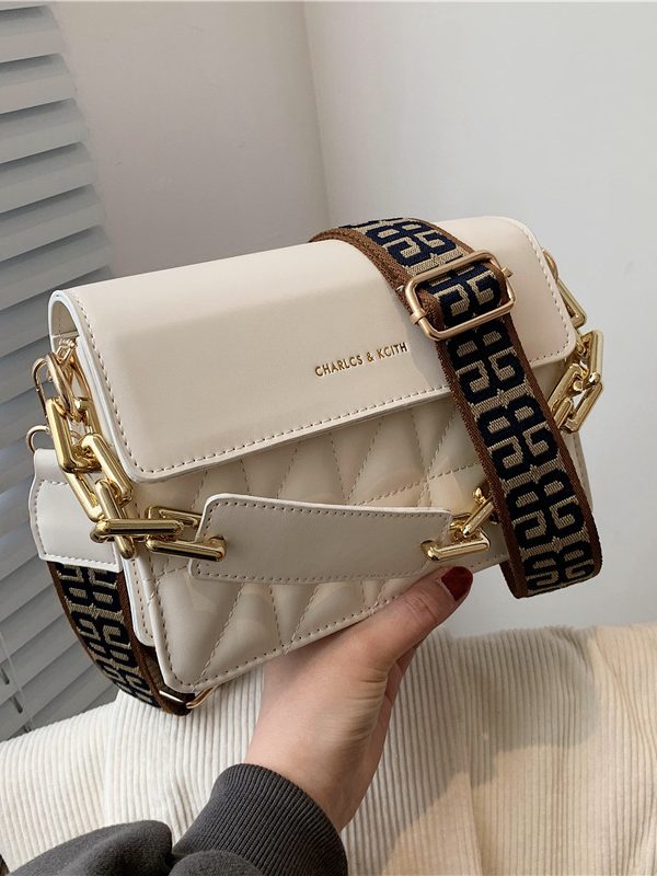 حقيبة مربعة صغيرة بسلسلة معينية على الكتف