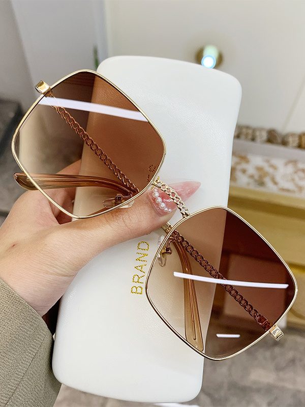 نظارات شمسية بإطار كبير وساق مجوفة