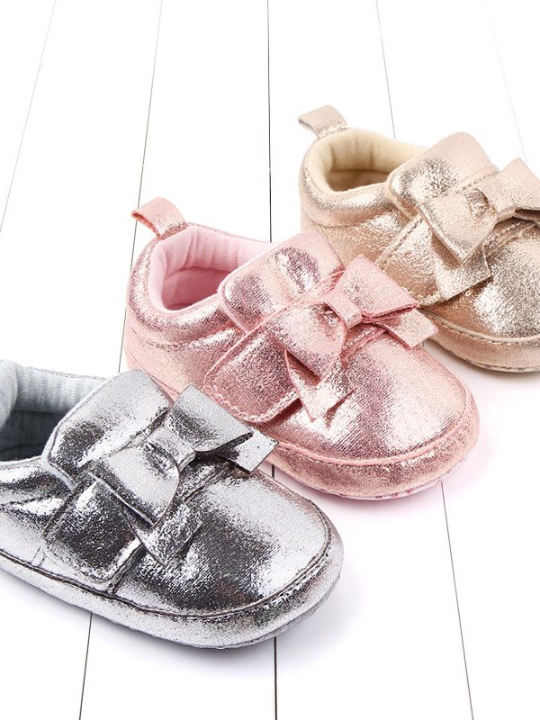 Shiny bow baby shoes