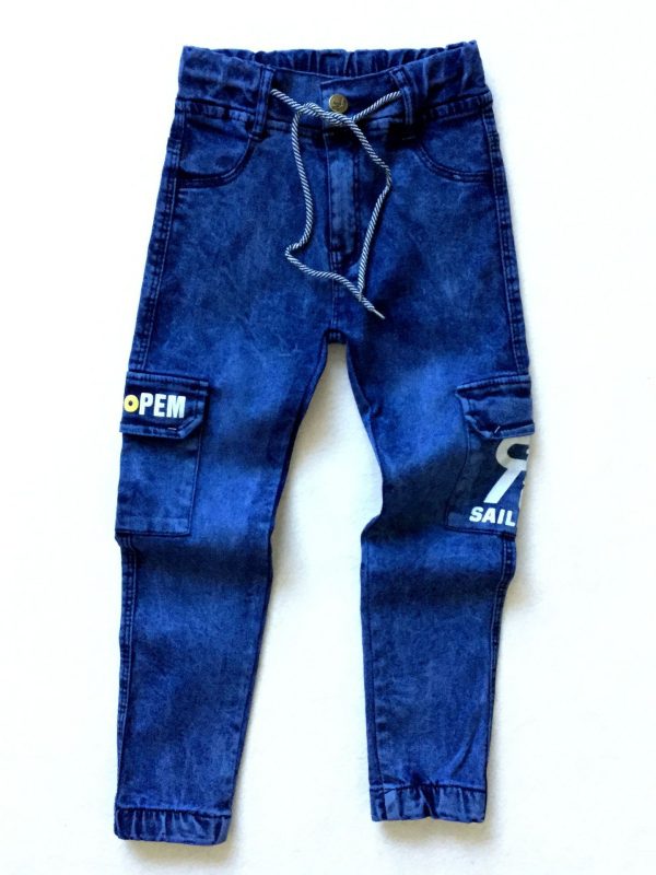 بنطلون جينز كارجو متعدد الجيوب بطبعة مونوغرام للأولاد