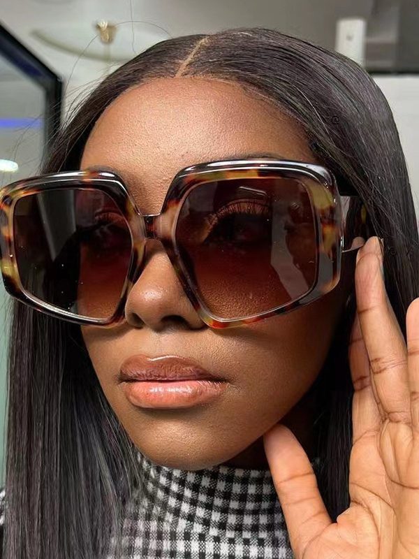 نظارات نسائية أنيقة ذات أشكال خاصة