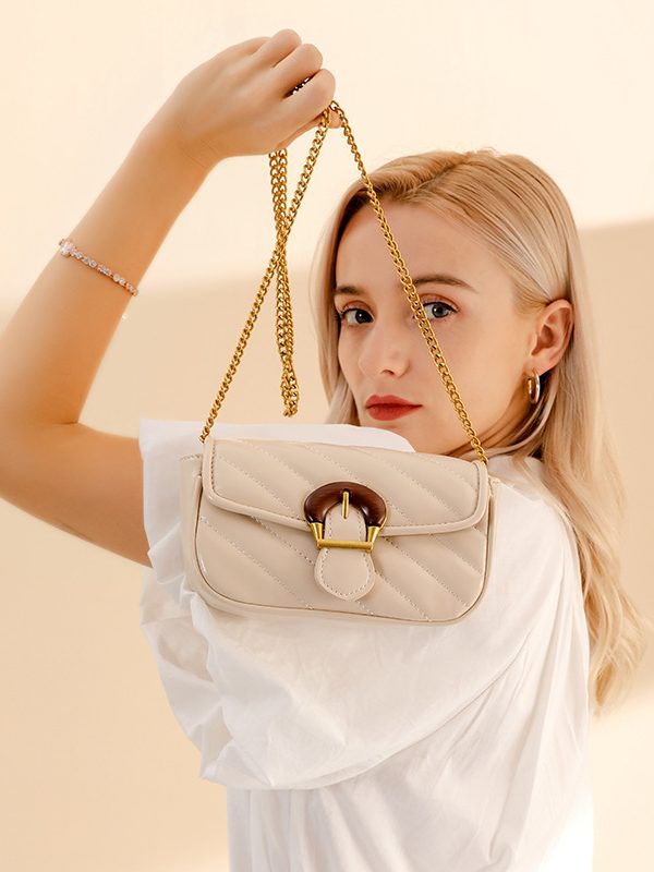 حقيبة كروس بودي صغيرة بتصميم سلسلة مطرزة