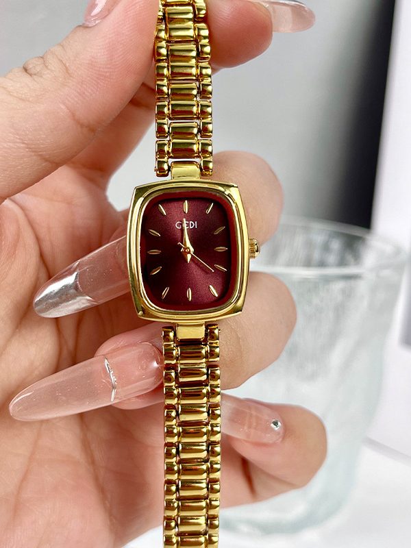 ساعة ذهبية صغيرة فاخرة