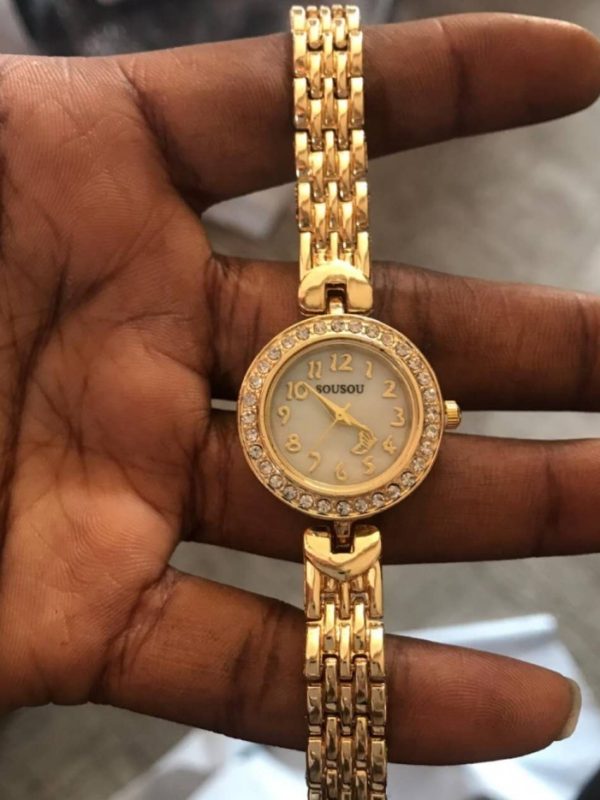 ساعة رياضية نسائية أنيقة بحزام فولاذي وساعة كوارتز