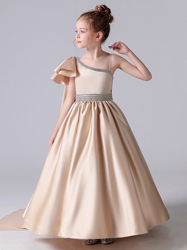 عرض أزياء على البيانو بفستان سهرة للفتيات