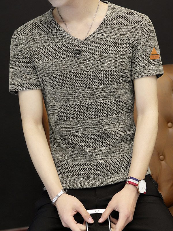 تي شيرت بأكمام قصيرة ورقبة على شكل حرف V وقاعدة شبكية