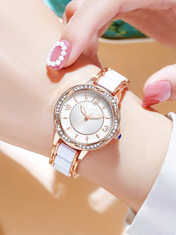 ساعة كوارتز نسائية أنيقة بسيطة بسوار سيراميك وإبزيم فراشة