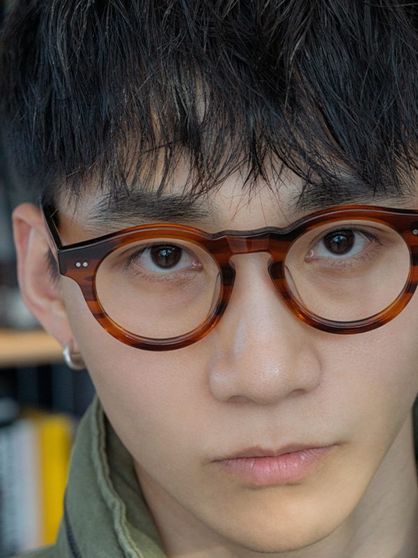 نظارات شخصية دائرية الشكل على شكل حرف M