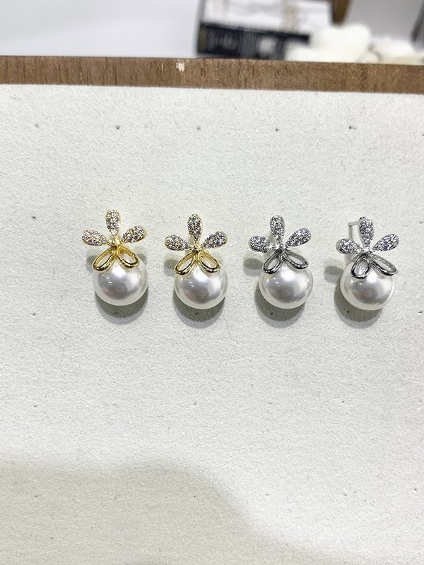 Pearl Flower High-end Small Fragrance Earrings