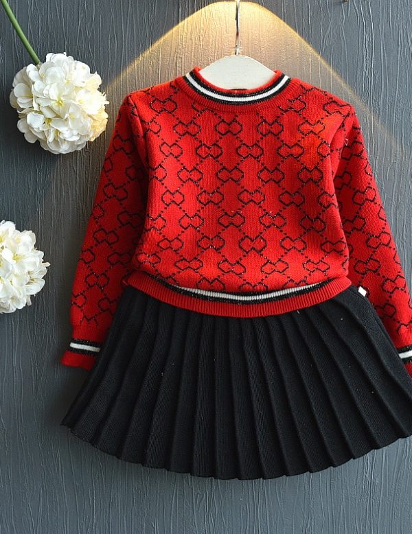 طقم مكون من قطعتين: سترة وتنورة