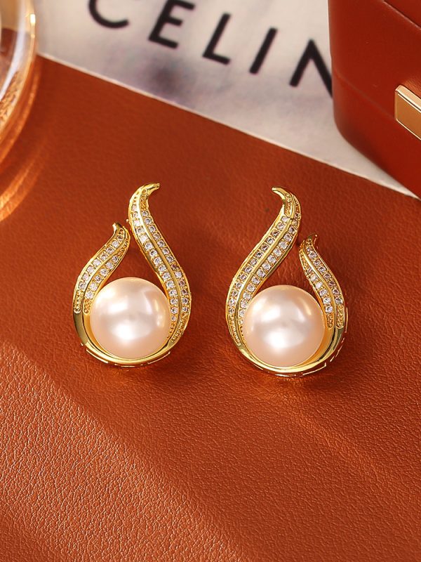 Glass Pearl Stud Earrings High-end Fashion Exquisite