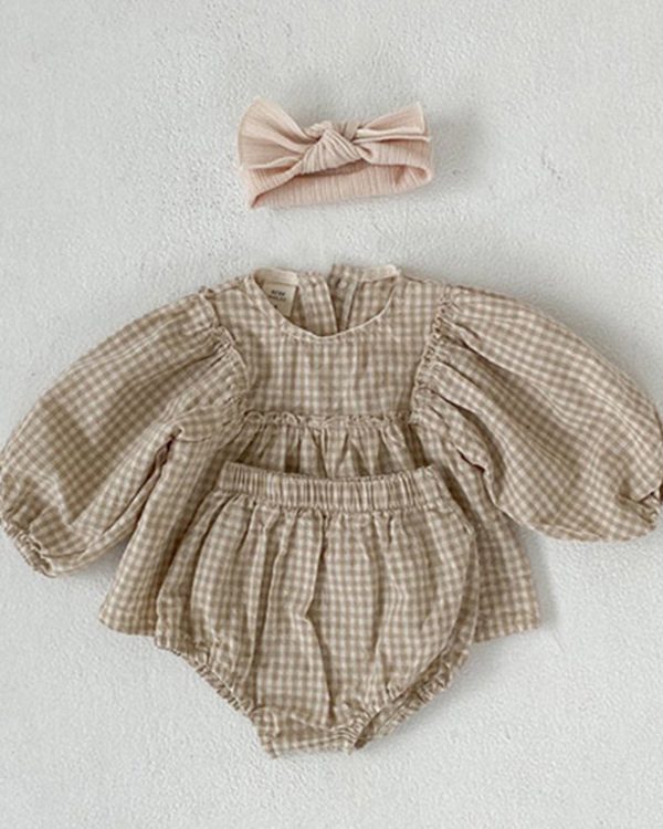 طقم ملابس بناتي غربي الطراز، بلوزة بأكمام منفوخة بنقشة مربعات، مع بنطال قصير.