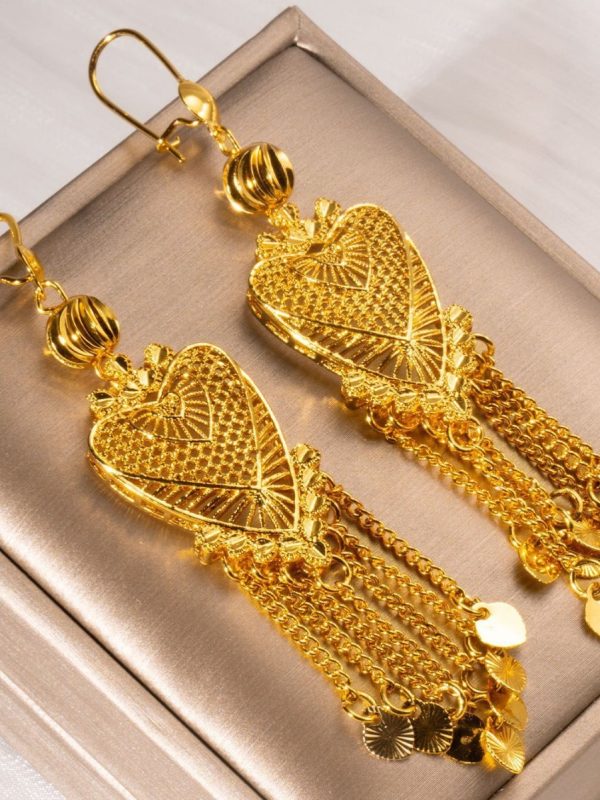 أقراط نسائية طويلة من النحاس الأصفر على شكل قلب مجوف مزينة بشرابة، بتصميم كلاسيكي