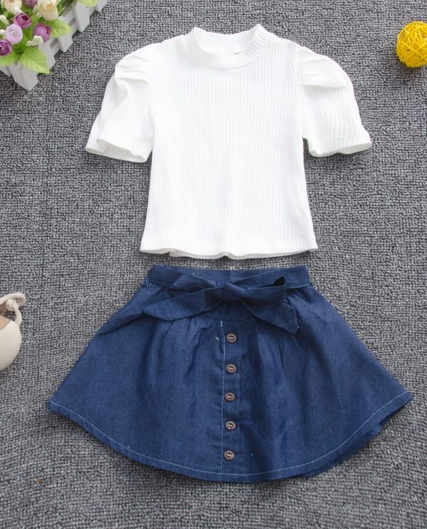 طقم مكون من بلوزة قصيرة الأكمام مخططة تحت الإبط وتنورة جينز