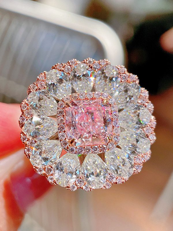 خاتم ألماس أنيق على شكل وسادة بنمط أرجيل، مناسب للمناسبات الاجتماعية الراقية