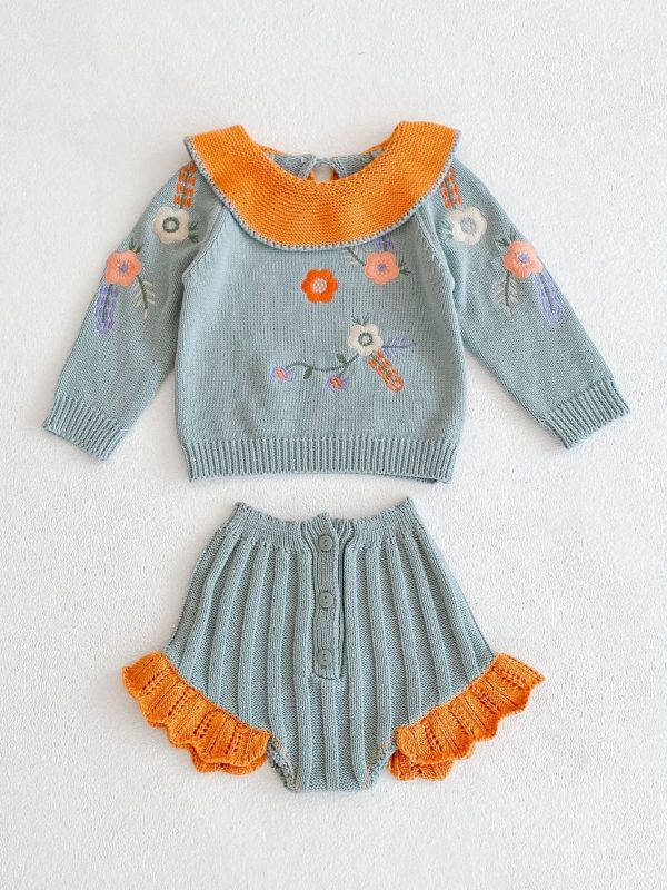 طقم تريكو للبنات الصغيرات بياقة مطرزة بأوراق اللوتس