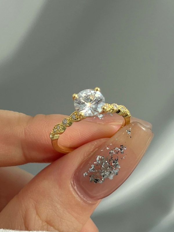 خاتم نسائي من الزركون بتصميم أنيق وبسيط