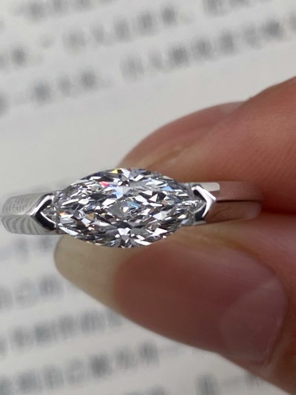 خاتم فاخر خفيف الوزن، مناسب لجميع الإطلالات، بتصميم عصري يومي، مرصع بحجر الزركونيوم اللامع على شكل عين الحصان، وخاتم ألماس على شكل عين الحصان