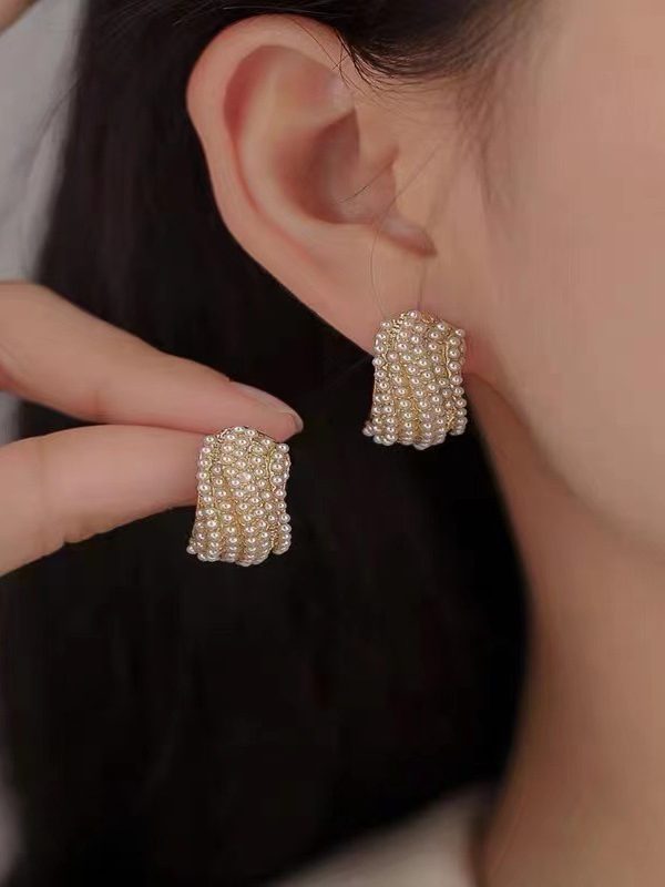 أقراط أنيقة متعددة الاستخدامات بتصميم هندسي مرصعة باللؤلؤ