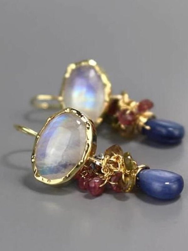 أقراط عمودية بتصميم كلاسيكي مرصعة بأحجار ملونة