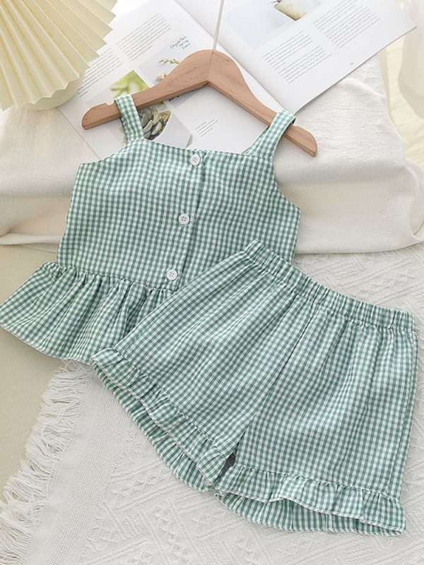 طقم مكون من قطعتين: بلوزة قصيرة مكشكشة بنقشة مربعات مع حمالات وشورت