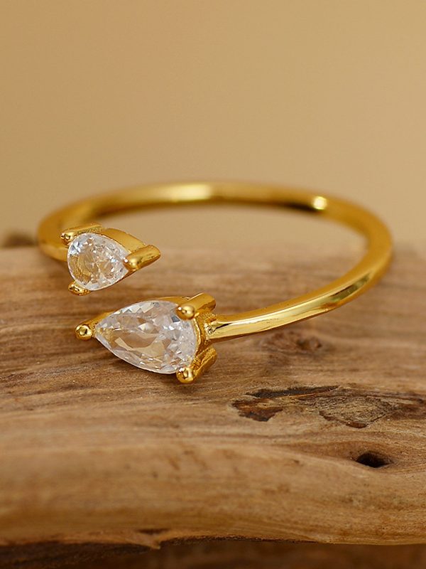 خاتم فضي بتصميم قطرة ماء مرصع بالزركون، يتميز بإضاءة خفيفة فاخرة وأنيقة، مناسب للتنقل اليومي.