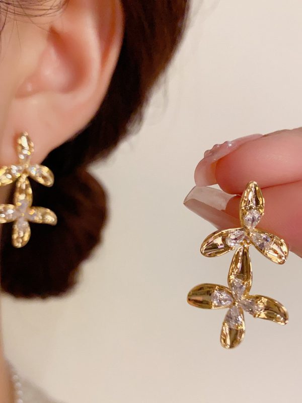 أقراط نسائية متعددة الاستخدامات وعصرية من المعدن على شكل بتلات مزينة بشرابات