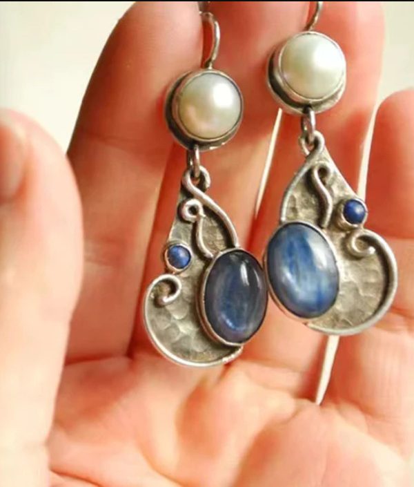 أقراط نسائية طويلة بتصميم عتيق مرصعة بأحجار طبيعية، ذات خطافات أذن، بتصميم فريد وعصري.