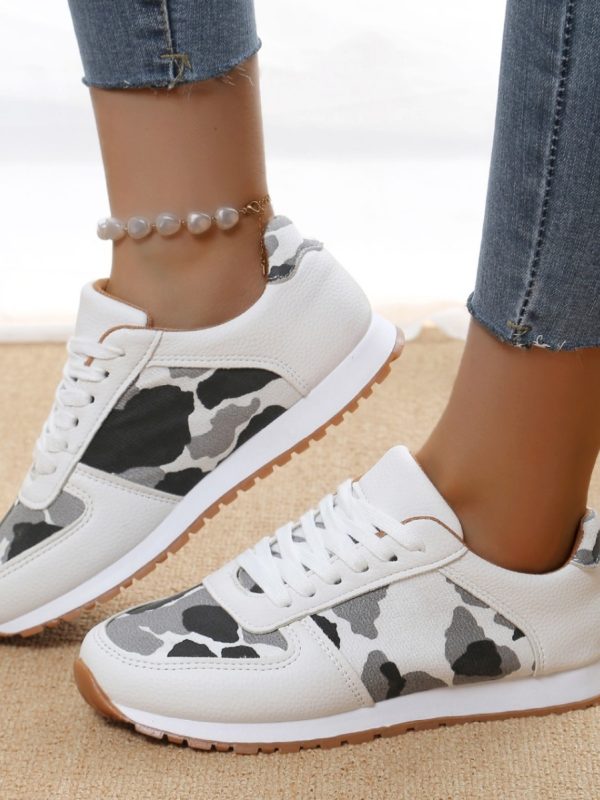 حذاء رياضي منخفض الرقبة بنعل سميك ومقدمة مستديرة على الطراز الأوروبي والأمريكي بألوان متباينة