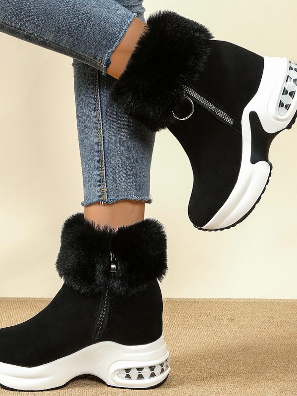 أحذية نسائية بكعب عالٍ مبطنة بالفرو، توفر طولاً إضافياً.